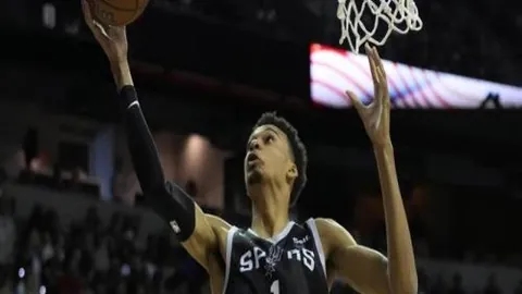 山东新援约翰逊状态提升，专家看好球队前景